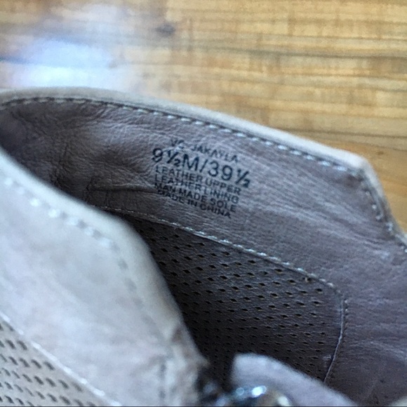 Vince Camuto Perforated Leather Ankle Booties Sz 9.5 - Picture 5 of 7